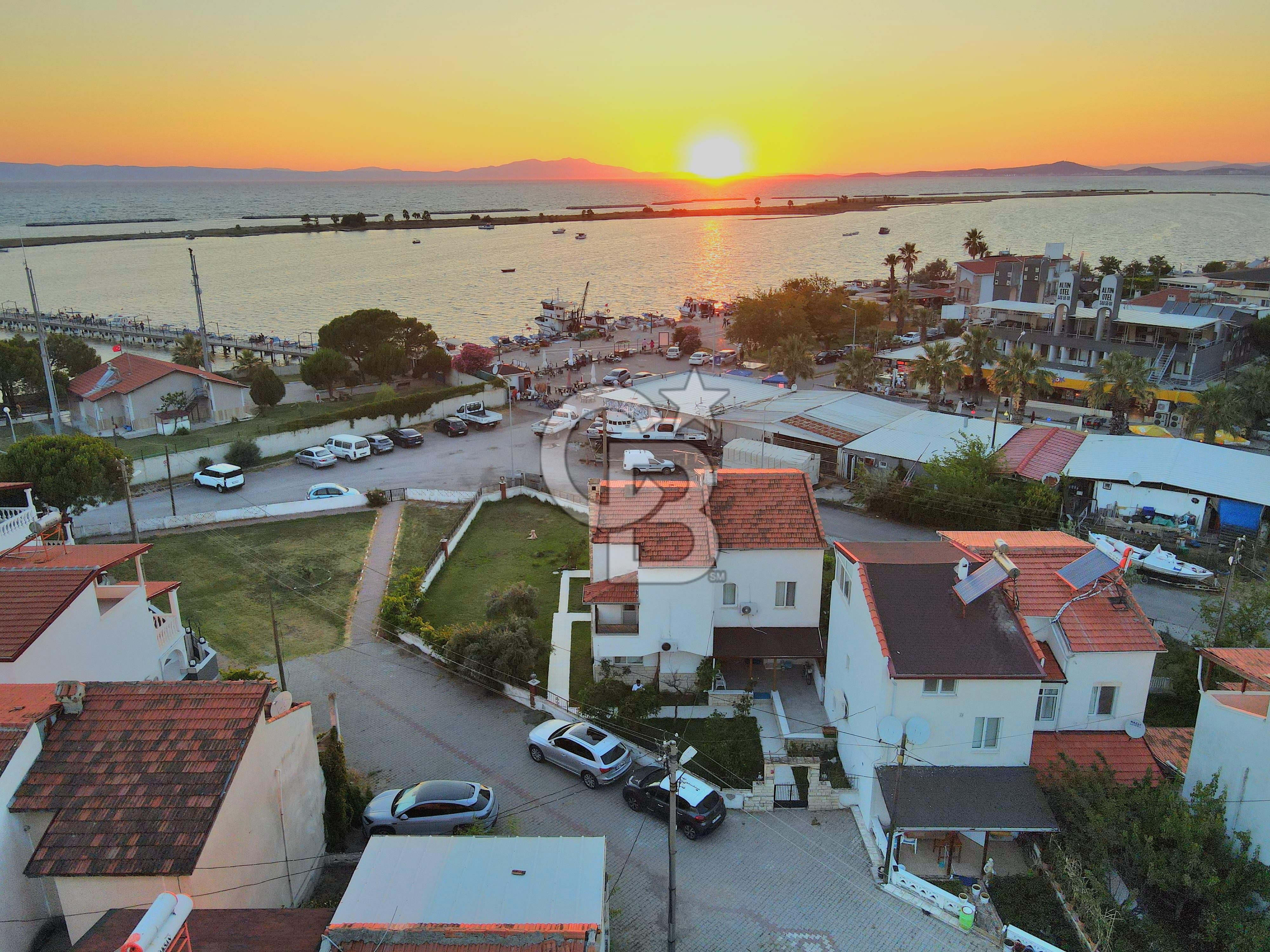 AYVALIK ALTINOVA SAHİL'DE, DENİZE 50 METRE MESAFEDE EŞSİZ FIRSAT