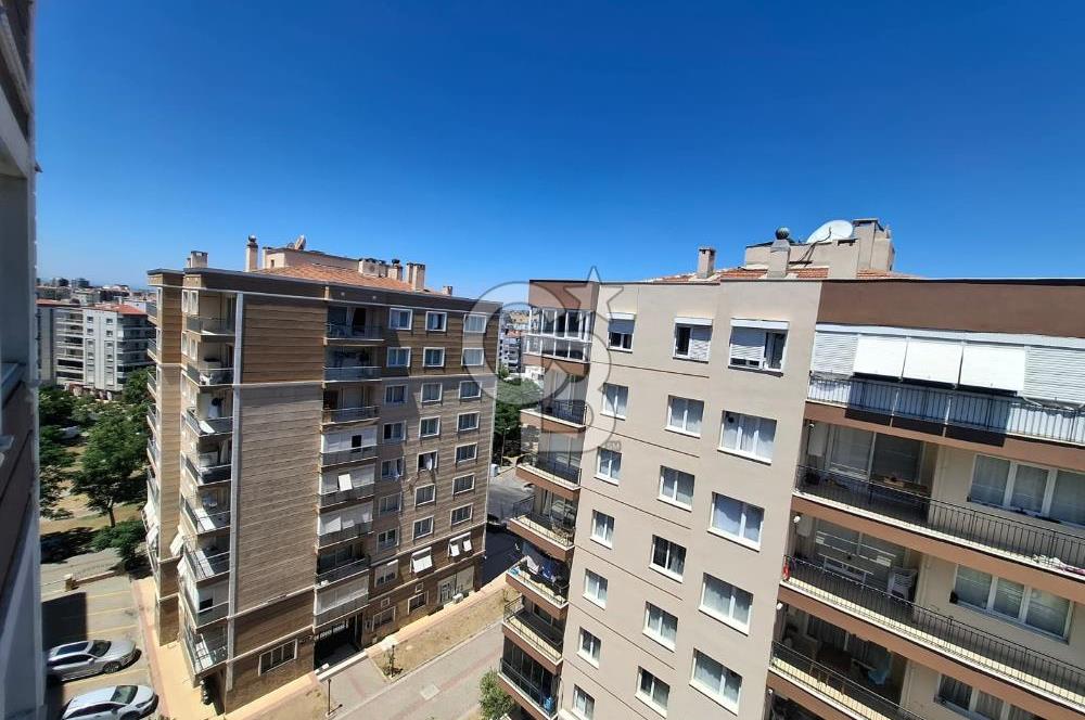 Bayraklı Akın Kıvanç Sokakta Site İçerisinde Satılık 3+1 Daire