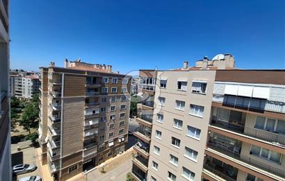 Bayraklı Akın Kıvanç Sokakta Site İçerisinde Satılık 3+1 Daire