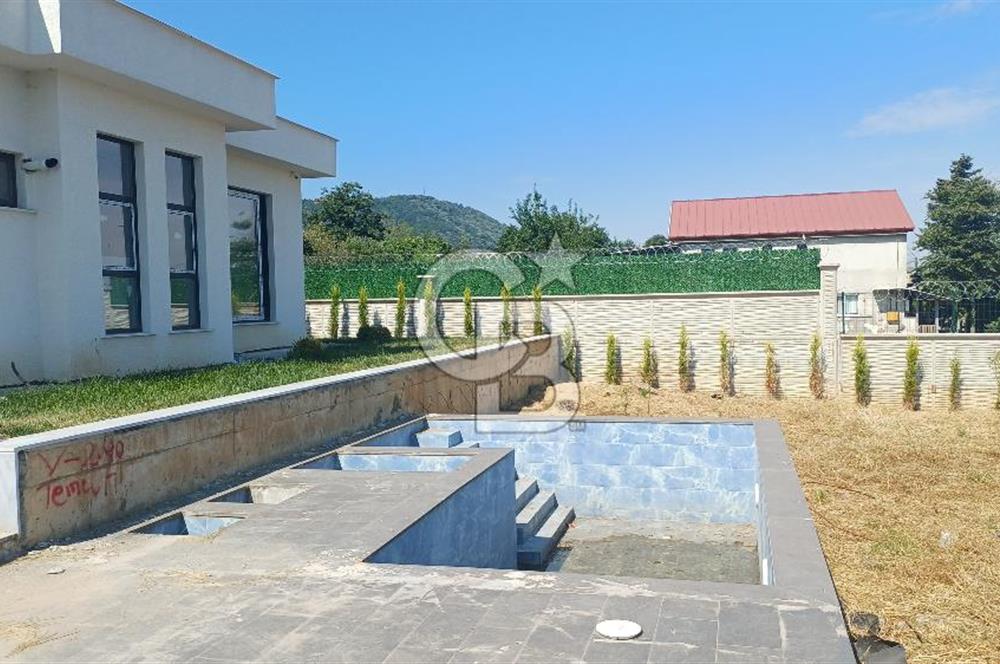 Sapanca ve Kartepe Yanıbaşında Havuzlu Sıfır Yatay Mimari Villa