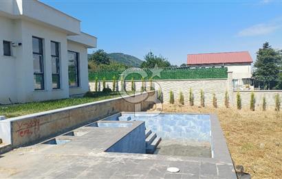 Sapanca ve Kartepe Yanıbaşında Havuzlu Sıfır Yatay Mimari Villa
