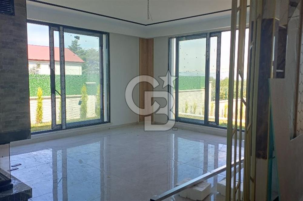 Sapanca ve Kartepe Yanıbaşında Havuzlu Sıfır Yatay Mimari Villa