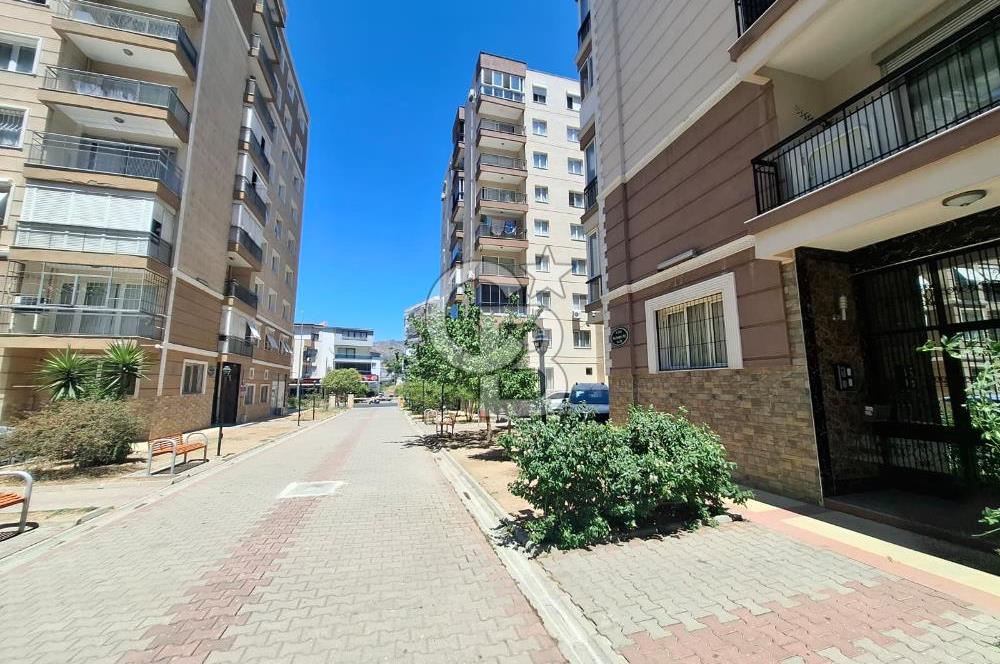 Bayraklı Akın Kıvanç Sokakta Site İçerisinde Satılık 3+1 Daire