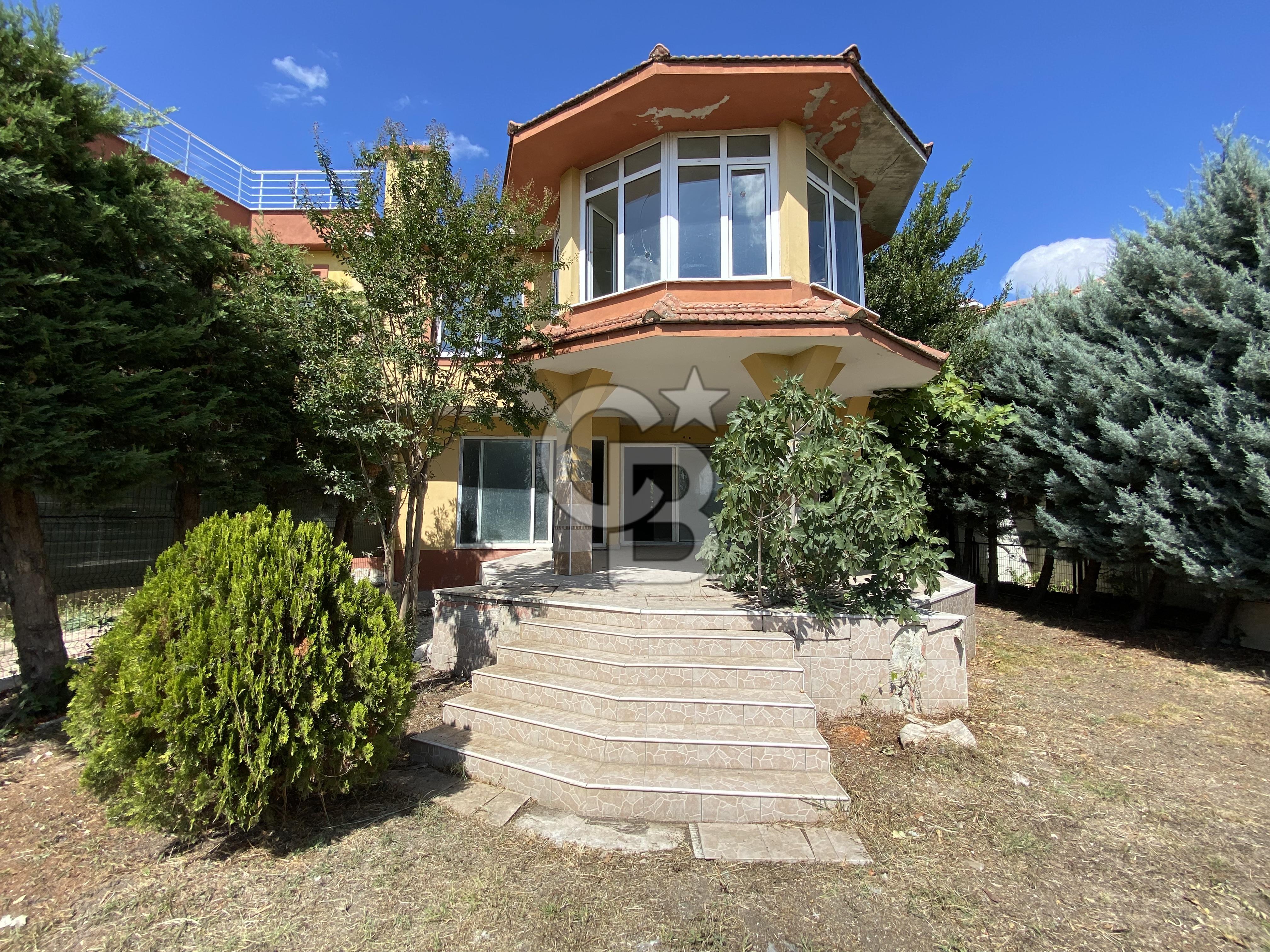 ARNAVUTKÖY YEŞİLBAYIR MAHALLESİNDE DOĞA İÇİNDE SATILIK 4+1 VİLLA
