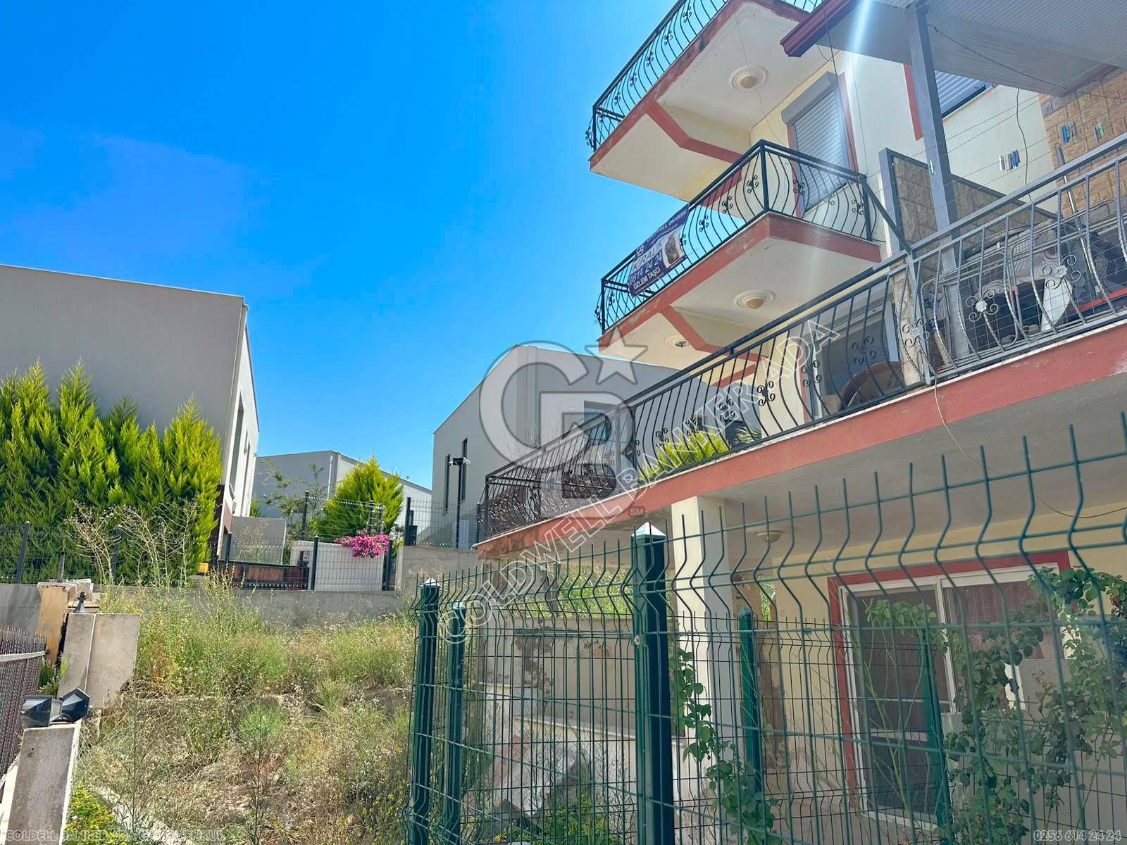 Efes Evlerinde kiralık 3+1 eşyasız triplex villa