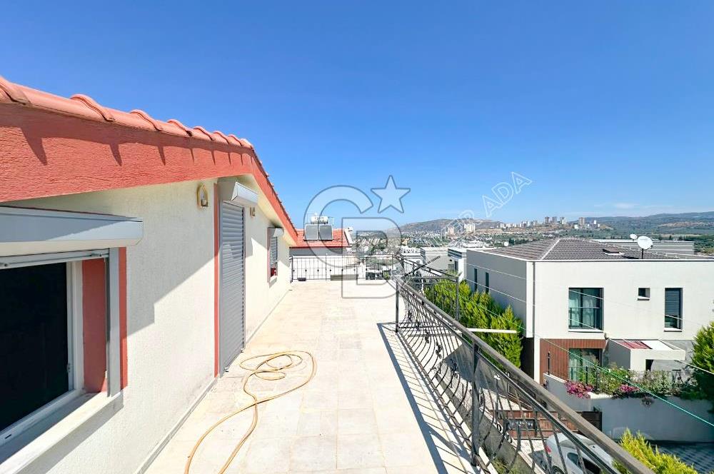 Efes Evlerinde kiralık 3+1 eşyasız triplex villa