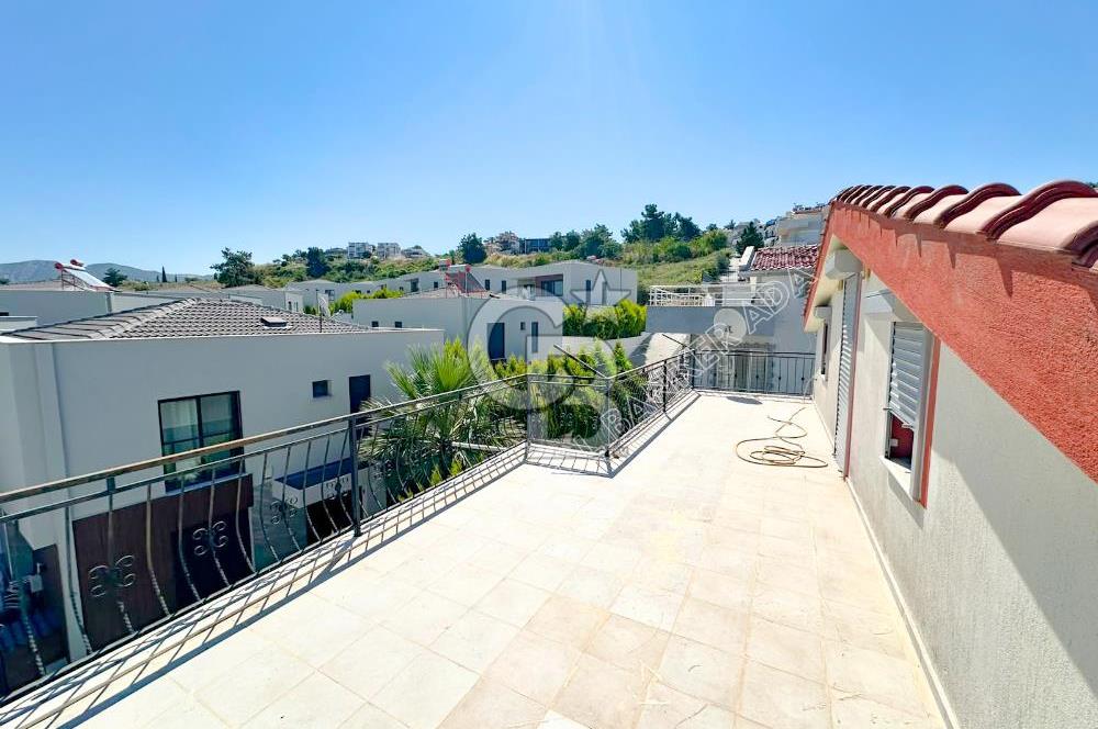 Efes Evlerinde kiralık 3+1 eşyasız triplex villa