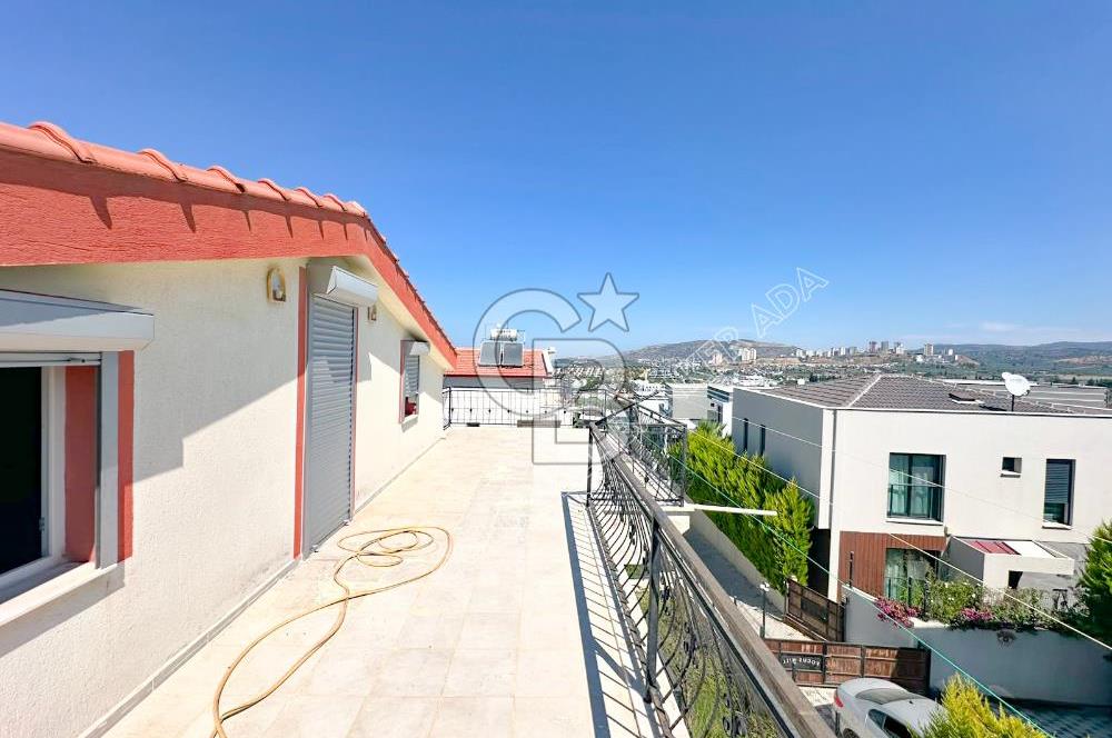 Efes Evlerinde kiralık 3+1 eşyasız triplex villa