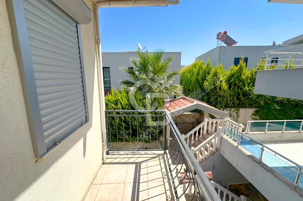 Efes Evlerinde kiralık 3+1 eşyasız triplex villa
