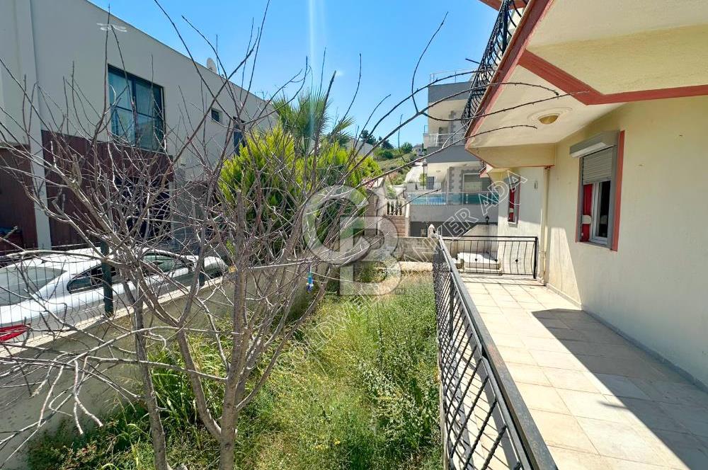 Efes Evlerinde kiralık 3+1 eşyasız triplex villa