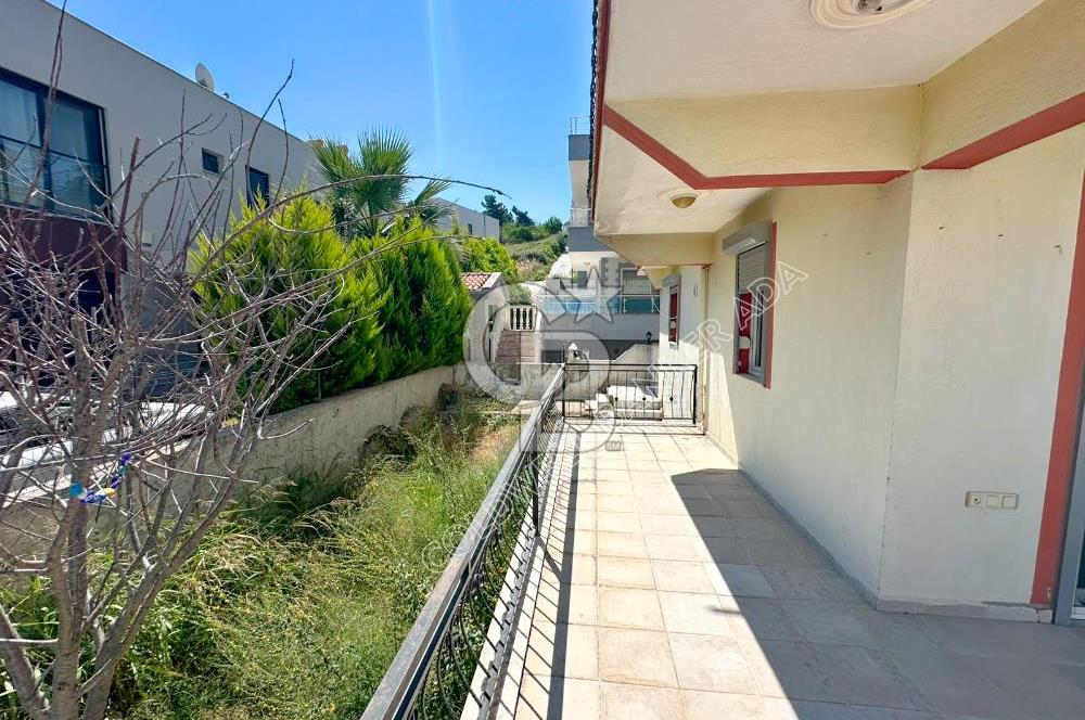 Efes Evlerinde kiralık 3+1 eşyasız triplex villa