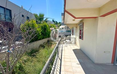 Efes Evlerinde kiralık 3+1 eşyasız triplex villa
