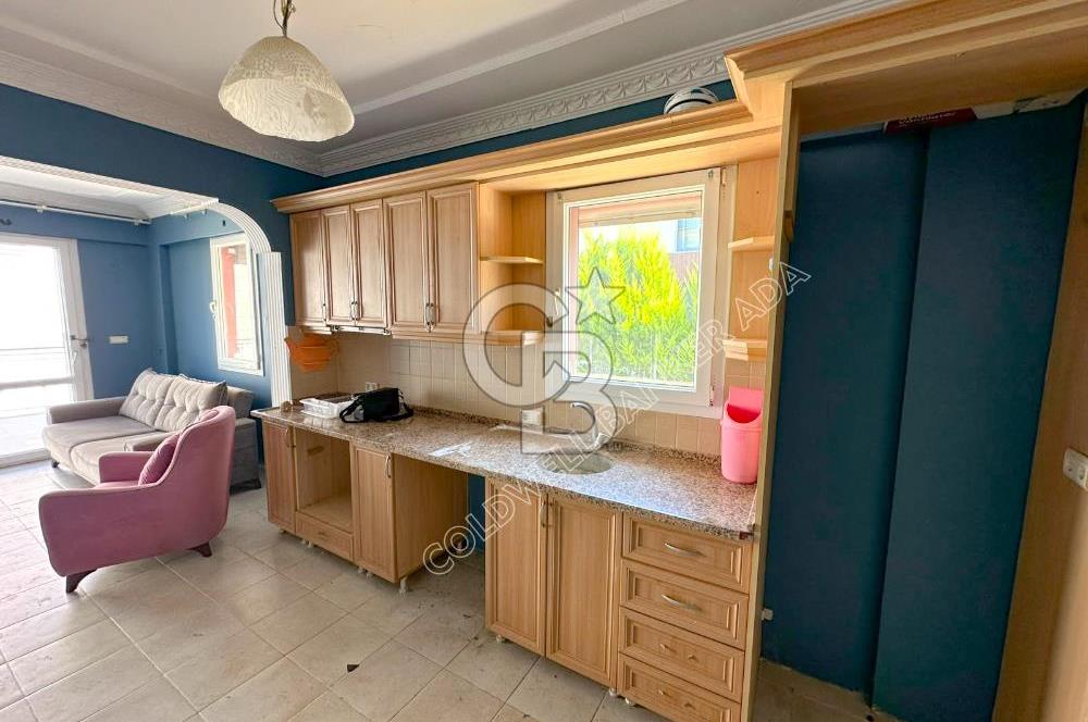 Efes Evlerinde kiralık 3+1 eşyasız triplex villa