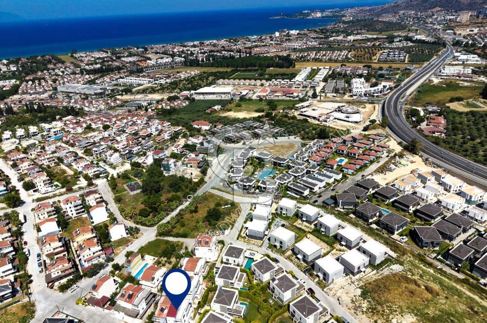 Efes Evlerinde kiralık 3+1 eşyasız triplex villa