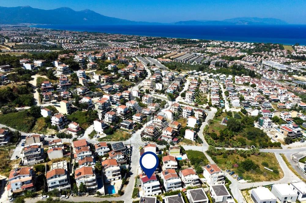 Efes Evlerinde kiralık 3+1 eşyasız triplex villa