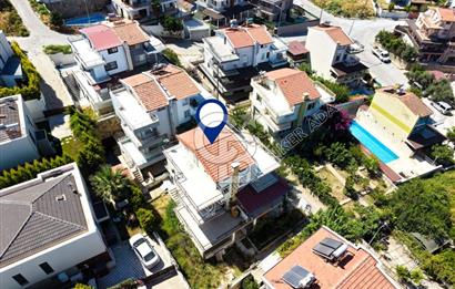 Efes Evlerinde kiralık 3+1 eşyasız triplex villa