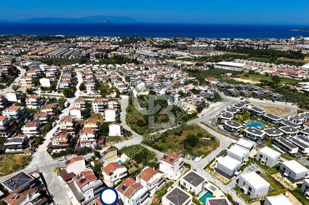 Efes Evlerinde kiralık 3+1 eşyasız triplex villa