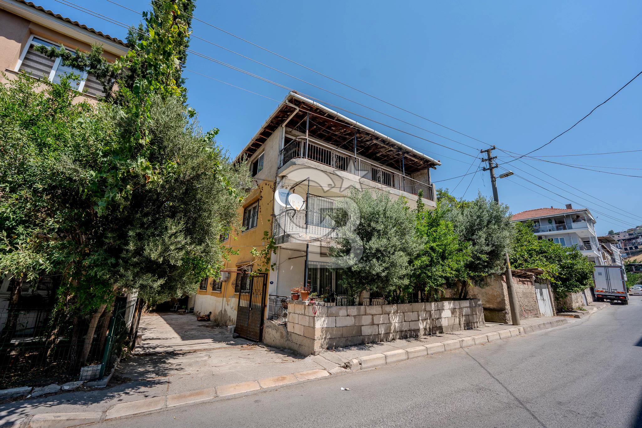 Yamanlarda Satılık 3 Katlı Ana Bina ve Müstakil Ev