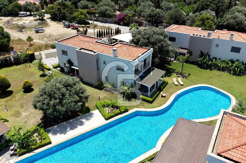 ÇEŞME MAMURBABA'DA GENİŞ BAHÇELİ SATILIK 5+1 VİLLA