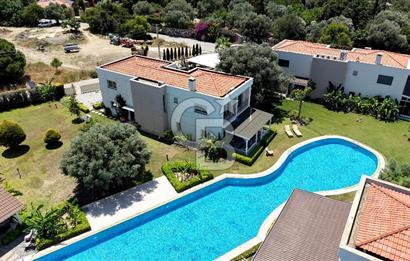 ÇEŞME MAMURBABA'DA GENİŞ BAHÇELİ SATILIK 5+1 VİLLA
