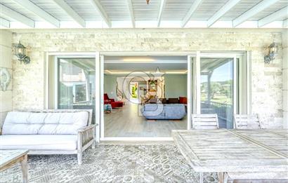 ÇEŞME MAMURBABA'DA GENİŞ BAHÇELİ SATILIK 5+1 VİLLA