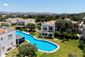 ÇEŞME MAMURBABA'DA GENİŞ BAHÇELİ SATILIK 5+1 VİLLA - 1 - 360656