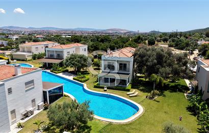 ÇEŞME MAMURBABA'DA GENİŞ BAHÇELİ SATILIK 5+1 VİLLA