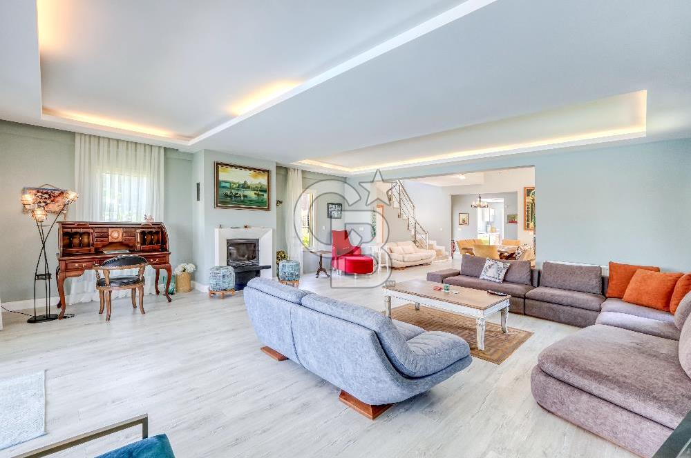 ÇEŞME MAMURBABA'DA GENİŞ BAHÇELİ SATILIK 5+1 VİLLA