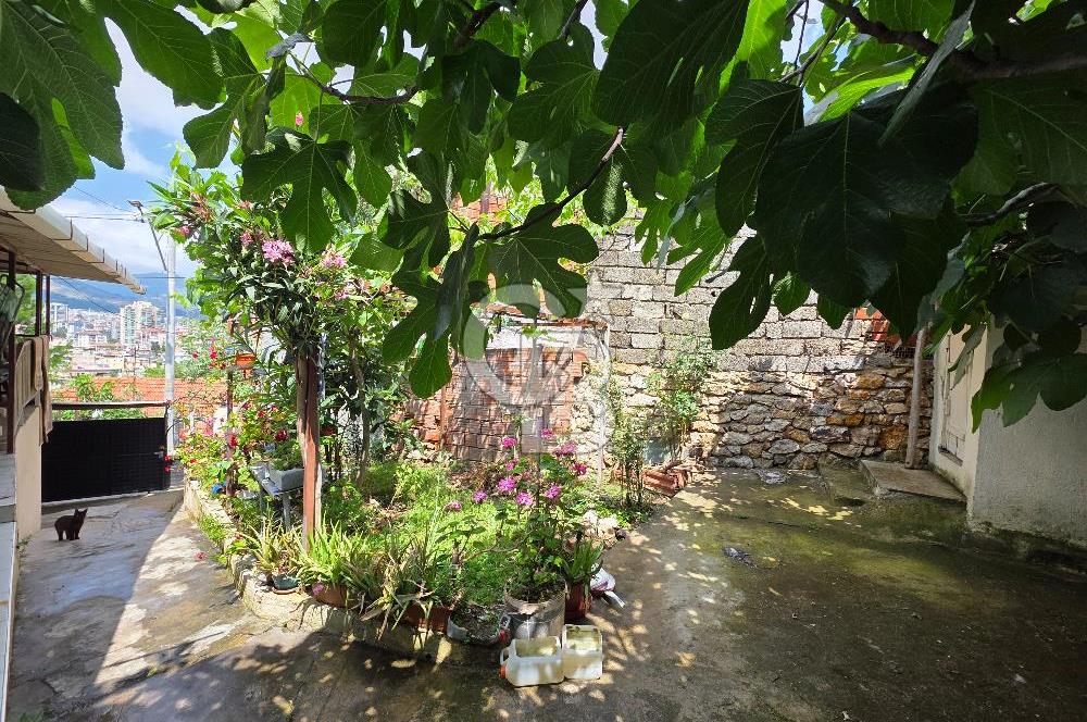 Karşıyaka Cumhuriyet Mah. 206 m² Arsa İçinde Satılık Müstakil Ev