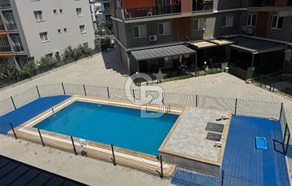 KİRALIK | Seyrek'te Havuz Cepheli, Eşyalı, 1 + 1 Daire