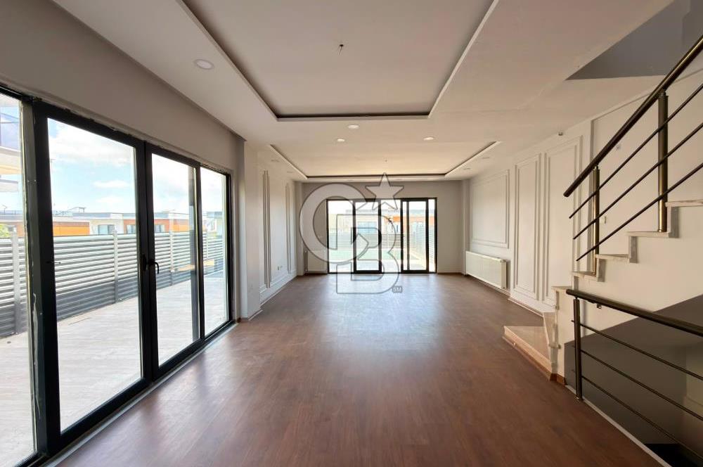 Büyükçekmece Oasis Villaları'nda Deniz Manzaralı 4+1 Lüks Villa