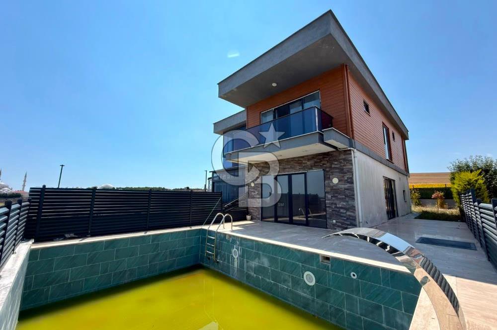 Büyükçekmece Oasis Villaları'nda Deniz Manzaralı 4+1 Lüks Villa