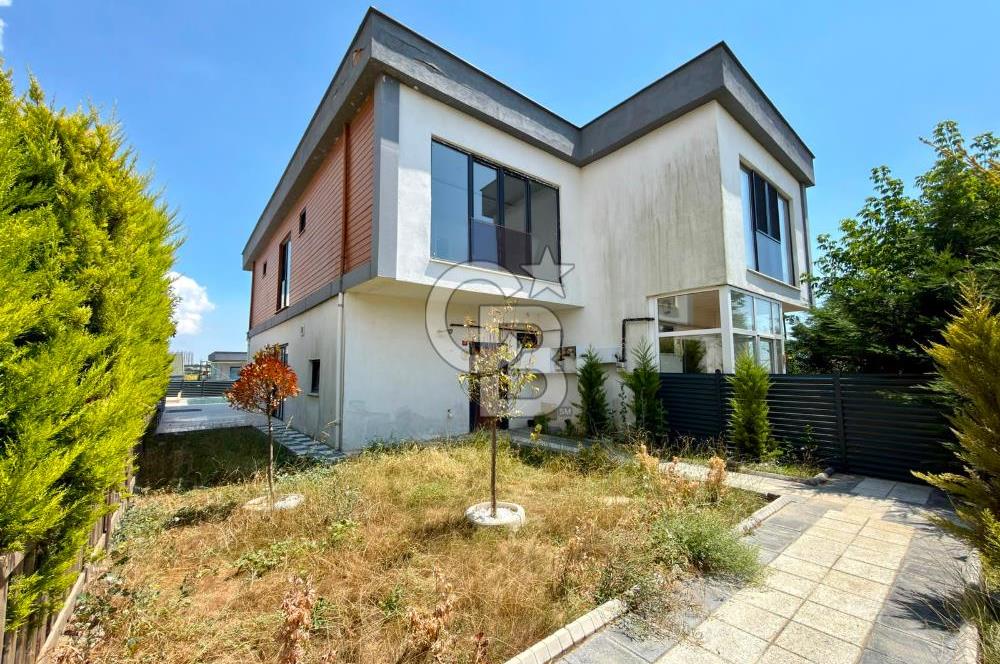 Büyükçekmece Oasis Villaları'nda Deniz Manzaralı 4+1 Lüks Villa