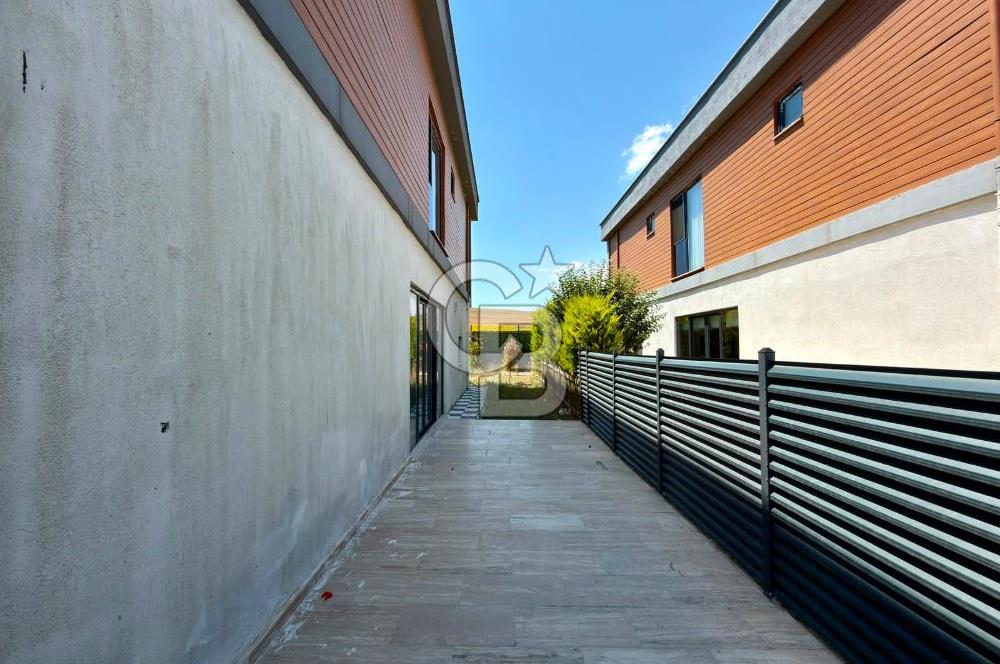 Büyükçekmece Oasis Villaları'nda Deniz Manzaralı 4+1 Lüks Villa