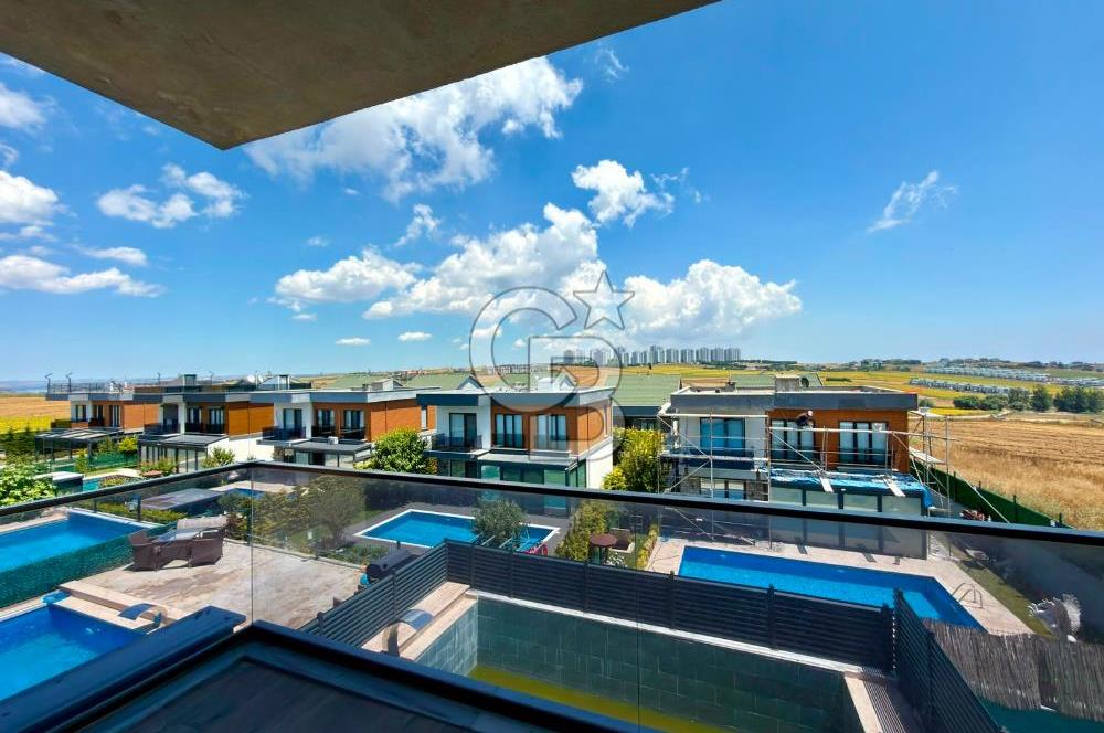 Büyükçekmece Oasis Villaları'nda Deniz Manzaralı 4+1 Lüks Villa