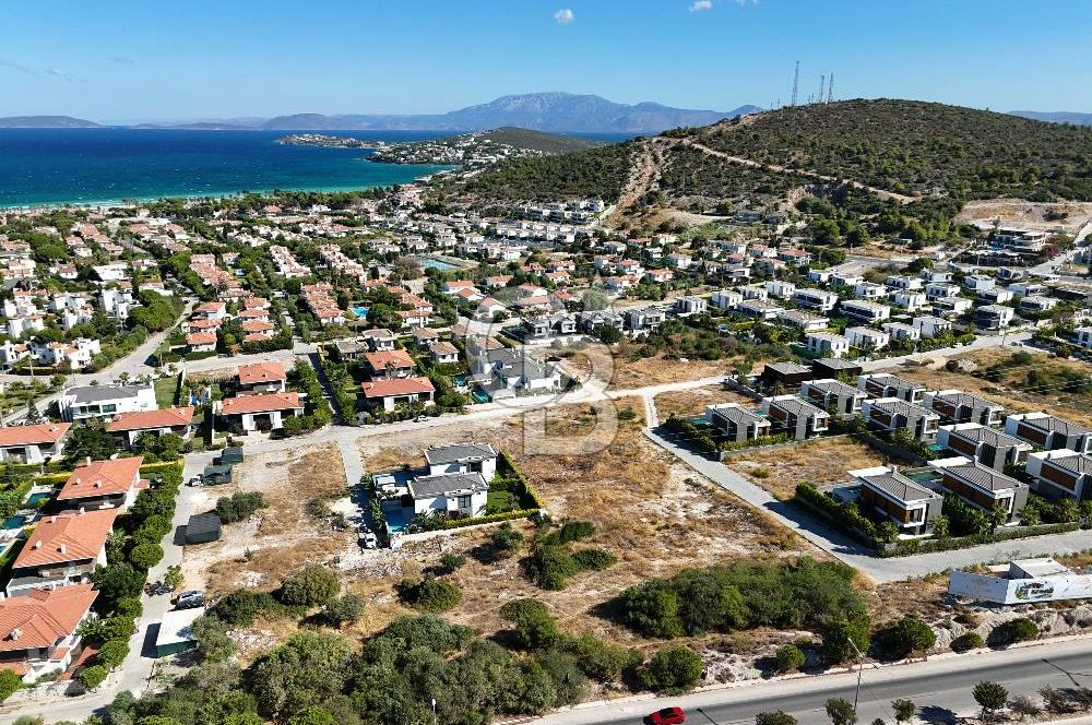 ÇEŞME'DE MERKEZİ KONUMDA DENİZ MANZARALI 1000 M2 İMARLI ARSA