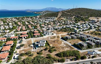 ÇEŞME'DE MERKEZİ KONUMDA DENİZ MANZARALI 1000 M2 İMARLI ARSA