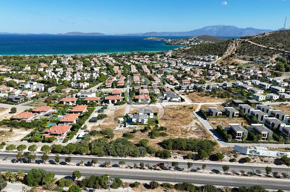 ÇEŞME'DE MERKEZİ KONUMDA DENİZ MANZARALI 1000 M2 İMARLI ARSA