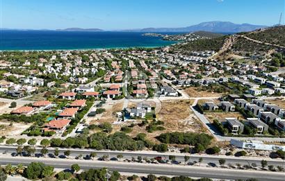 ÇEŞME'DE MERKEZİ KONUMDA DENİZ MANZARALI 1000 M2 İMARLI ARSA