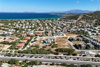 ÇEŞME'DE MERKEZİ KONUMDA DENİZ MANZARALI 1000 M2 İMARLI ARSA - 1 - 360955