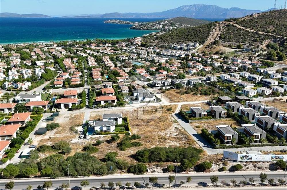 ÇEŞME'DE MERKEZİ KONUMDA DENİZ MANZARALI 1000 M2 İMARLI ARSA