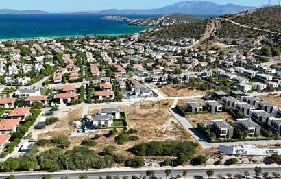 ÇEŞME'DE MERKEZİ KONUMDA DENİZ MANZARALI 1000 M2 İMARLI ARSA