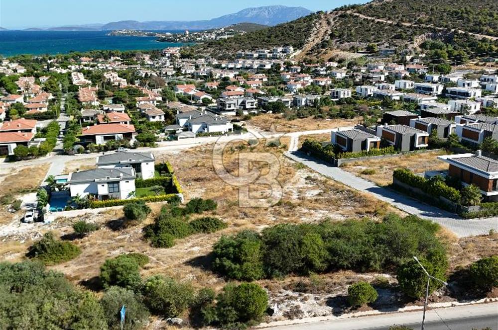 ÇEŞME'DE MERKEZİ KONUMDA DENİZ MANZARALI 1000 M2 İMARLI ARSA