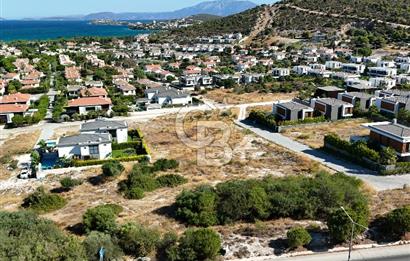 ÇEŞME'DE MERKEZİ KONUMDA DENİZ MANZARALI 1000 M2 İMARLI ARSA