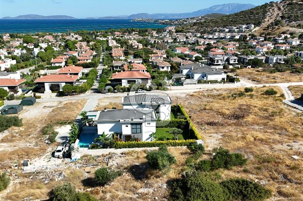 ÇEŞME'DE MERKEZİ KONUMDA DENİZ MANZARALI 1000 M2 İMARLI ARSA