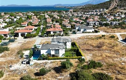 ÇEŞME'DE MERKEZİ KONUMDA DENİZ MANZARALI 1000 M2 İMARLI ARSA