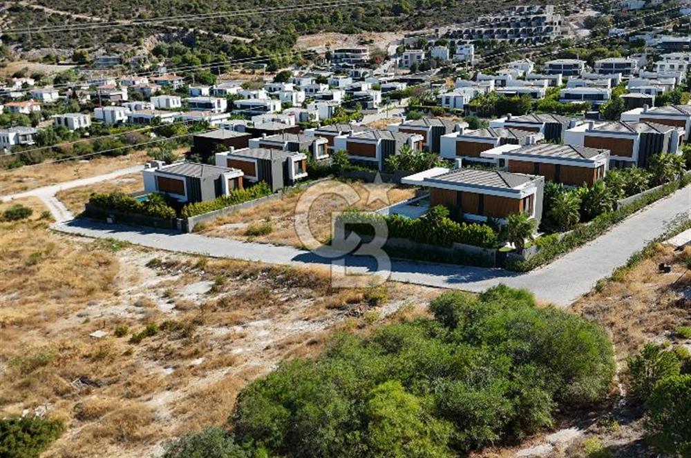 ÇEŞME'DE MERKEZİ KONUMDA DENİZ MANZARALI 1000 M2 İMARLI ARSA