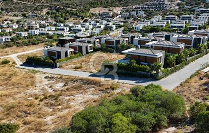 ÇEŞME'DE MERKEZİ KONUMDA DENİZ MANZARALI 1000 M2 İMARLI ARSA