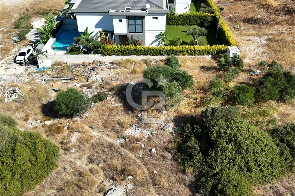ÇEŞME'DE MERKEZİ KONUMDA DENİZ MANZARALI 1000 M2 İMARLI ARSA