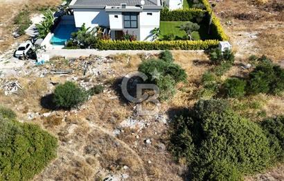 ÇEŞME'DE MERKEZİ KONUMDA DENİZ MANZARALI 1000 M2 İMARLI ARSA